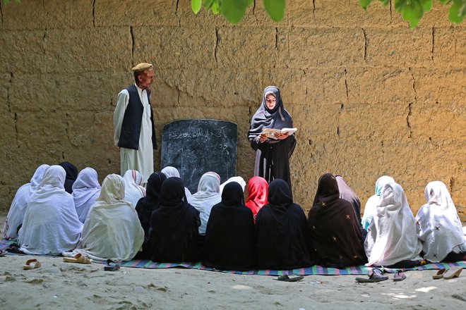 Deklice v osnovni šoli v provinci Nangarhar v vzhodnem Afganistanu FOTO: Shafiullah Kakar/AFP