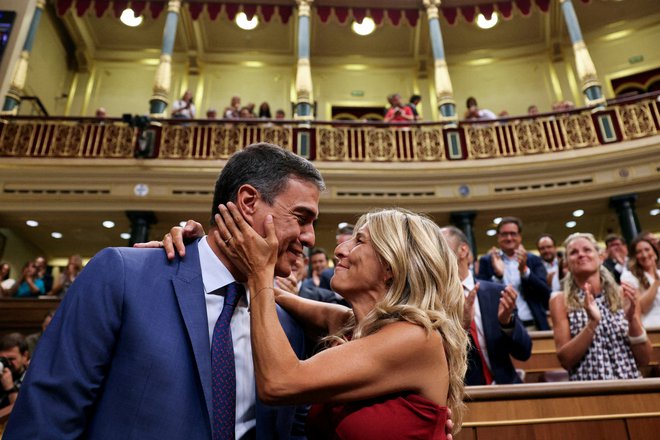 Vodja socialistov Pedro Sánchez in predsednica levičarske stranke Sumar Yolanda Díaz, ki sta že pred volitvami napovedala koalicijsko povezovanje, sta po danšanjem glasovanju lahko zadovoljna. FOTO: Violeta Santos Moura/Reuters