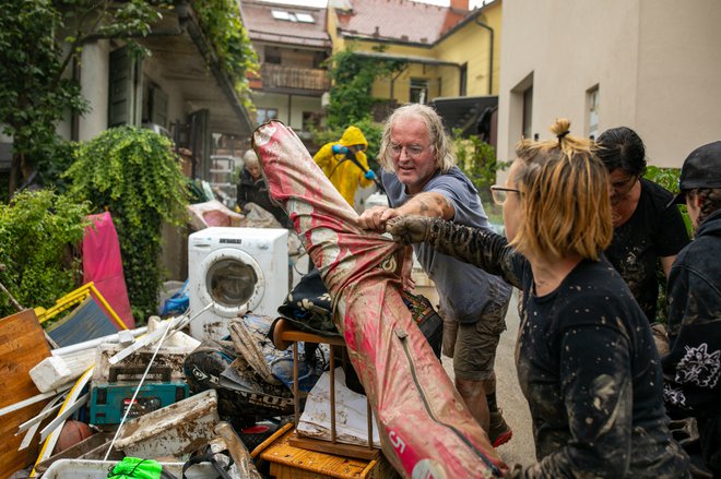 Odpravljanje posledic poplav v Puštalu pri Škofji Loki. FOTO: Voranc Vogel/Delo