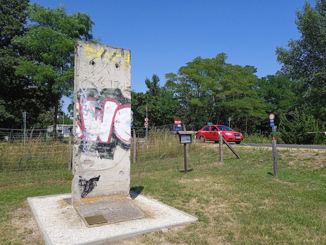 Fragment berlinskega zidu na mejnem prehodu Fertőrákos/Mörbisch am See, kjer se je avgusta 1989 odvil panevropski piknik. FOTO: Primož Sturman