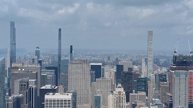 V New Yorku nimajo potresov, zato lahko na jugu Centralnega parka rastejo skoraj neverjetno vitki nebotičniki s stanovanji superbogatih. FOTO: Gorazd Utenkar/Delo