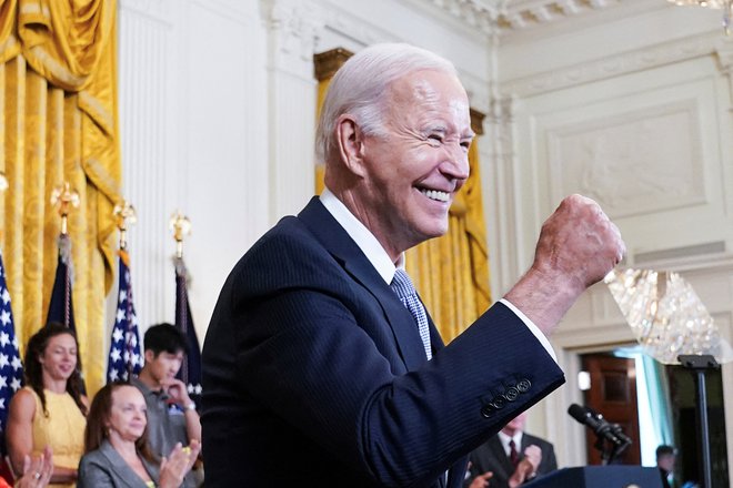 Ameriški predsednik Joe Biden je v Beli hiši zaznamoval obletnico ­podpisa akta o zmanjšanju inflacije. FOTO: Kevin Lamarque/Reuters