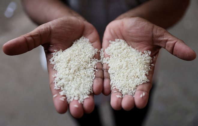 Cena tone riža, proizvedenega na Tajskem, je po objavi prepovedi izvoza iz Indije močno skočila, vendar se je potem tudi nekoliko korigirala. FOTO: Francis Mascarenhas/Reuters