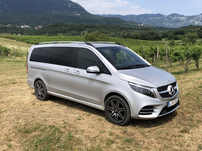 Mercedes-benz razreda V je velik, vendar lahko obvladljiv avtomobil. Fotografiji Aljaž Vrabec