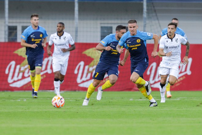 Luka Bobičanec (v ospredju) je z dvema goloma prispeval velik delež k celjski zmagi. FOTO: Voranc Vogel/Delo