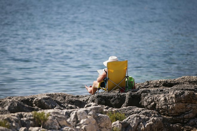 Uživanje ob morju na hrvaški obali. FOTO: Leon Vidic/Delo