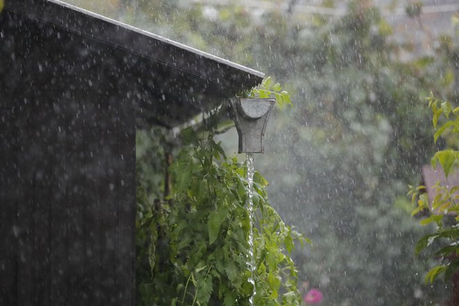 Na meteorološki postaji Predel je v pol ure padlo 31,1 litra dežja na kvadratni meter. Fotografija je simbolična. FOTO: Leon Vidic