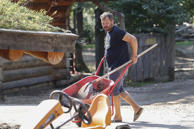 »Imamo za pet milijonov evrov škode, da sploh ne govorim o izgubi prometa,« pravi Jure Kolenc, lastnik kampa Menina. FOTO: Leon Vidic/Delo