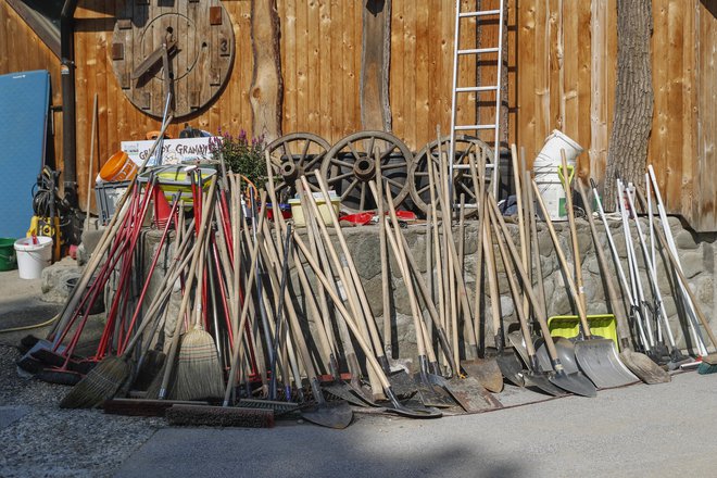 Če vladajoči mislijo resno z obljubo, da bodo za sanacijo postrgali vsa razpoložljiva sredstva, bi morali v projekt obnove vključiti tudi neizkoriščene domače vire. FOTO: Leon Vidic