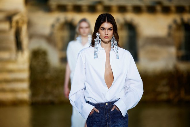 Kaio Gerber, hči Cindy Crawford, pogosto primerjajo z mamo, s katero jo zaradi podobnosti oziroma lepote pogosto primerjajo in vabijo na modne revije, fotografiranja, intervjuje. FOTO: Sarah Meyssonnier/ Reuters