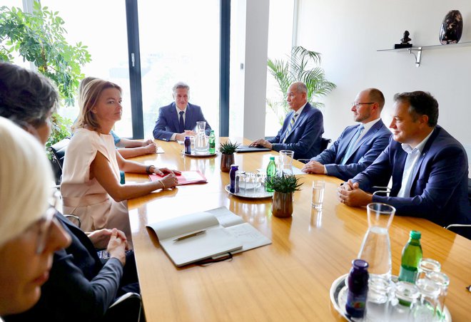 »Želim si, da bi ta narodna enotnost trajala čim dlje,« je izjavil predsednik vlade Robert Golob po srečanju s predstavniki parlamentarnih strank. FOTO: Črt Piksi