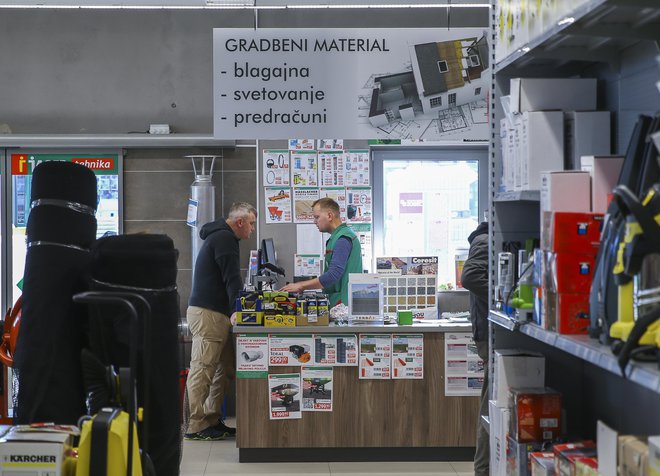 S ponedeljkom bo odlok, ki kljub zakonu o trgovini omogoča odprtje prodajaln z živili, tehničnim blagom ali otroško opremo tudi v nedeljo in med prazniki, preklican. FOTO: Jože Suhadolnik/Delo