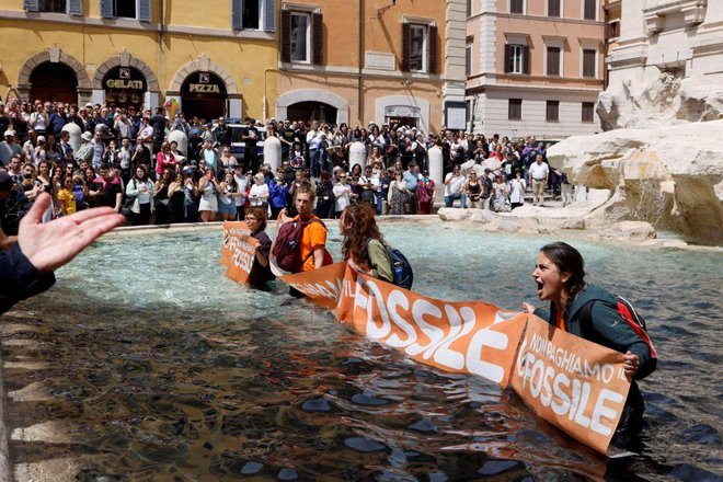 Podnebni aktivisti so maja, med demonstracijami proti fosilnim gorivom, vlili rastlinsko oglje v vodnjak Trevi. FOTO: Ryan Lutz/Reuters