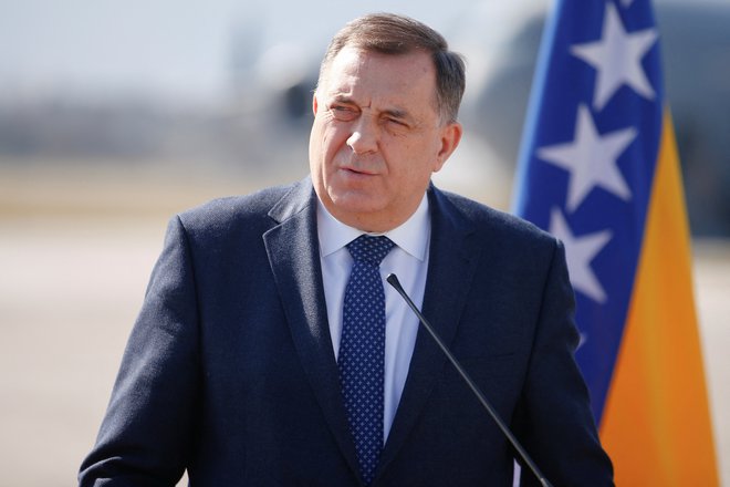 Predsednik Republike Srbske Milorad Dodik je nekoč kot član predsedstva BiH redno nastopal pod zastavo, ki je ne priznava. Z zanikanjem državnosti BiH si je nakopal velike težave, lahko bi ga celo spravilo v zapor. Foto Dado Ruvic/Reuters