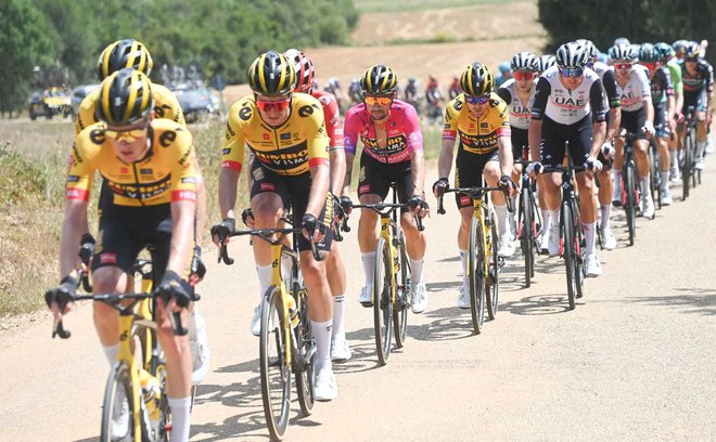 Vlak Jumba Visme Primoža Rogliča vodi proti zmagi na dirki po Burgosu. FOTO Vuelta a Burgos