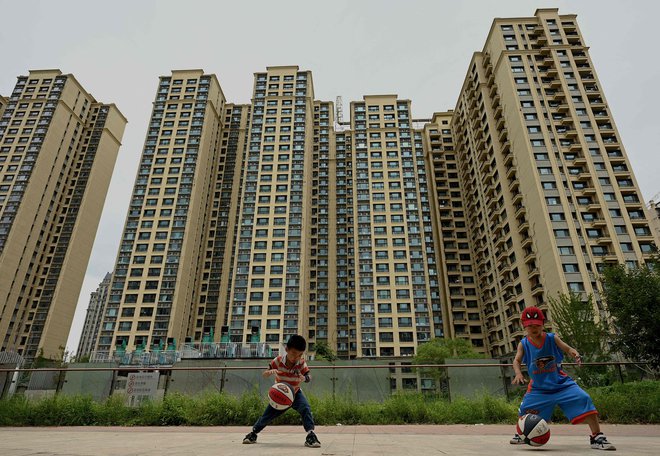 Številna poslopja, nekatera so visoka tudi trideset ali več kot trideset nadstropij, so v kitajskih mestih nedokončana. FOTO: Noel Celis/AFP