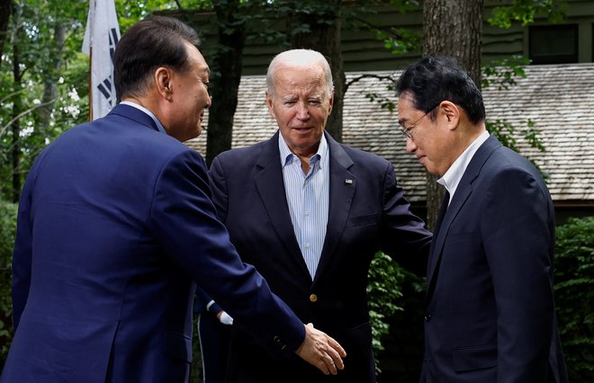 Ameriški predsednik Joe Biden je voditelja Japonske in Južne Koreje, Fumia Kišido (desno) in Jun Sok Jola, včeraj gostil v Camp Davidu.

Foto Evelyn Hockstein/Reuters