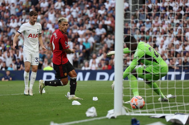 Igralec Manchester Uniteda Lisandro Martinez je proti Tottenhamu zadel lastno mrežo. FOTO: Adrian Dennis/AFP