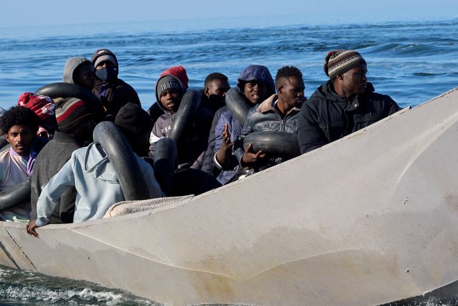 Afriški migranti v tunizijskem mestu Sfax, ki je središče poti proti južni Evropi. FOTO: Jihed Abidellaoui/Reuters