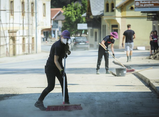 Mulj se na soncu spreminja v prah. FOTO: Jože Suhadolnik/Delo