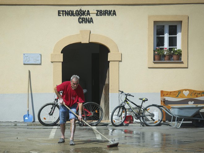 Odpravljanje posledic poplav v Črni na Koroškem. FOTO: Jože Suhadolnik/Delo