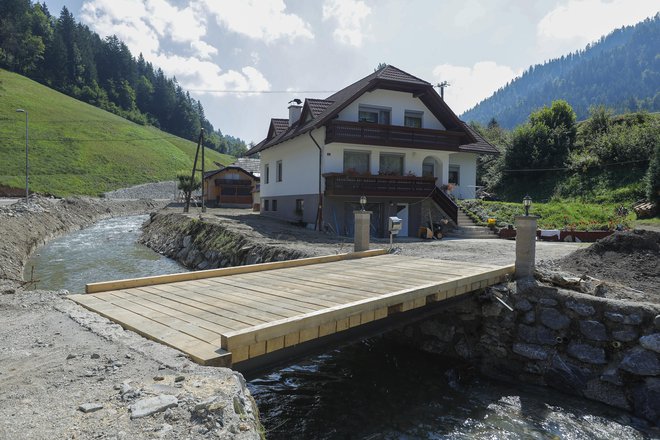 Korošci so na hitro postavili tudi lesene mostove, da se lahko vozijo od doma in nazaj. FOTO: Jože Suhadolnik/Delo