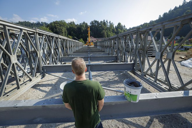 Konstrukcija za sanacija mostu v Otiškem vrhu je pripravljena. FOTO: Jože Suhadolnik/Delo