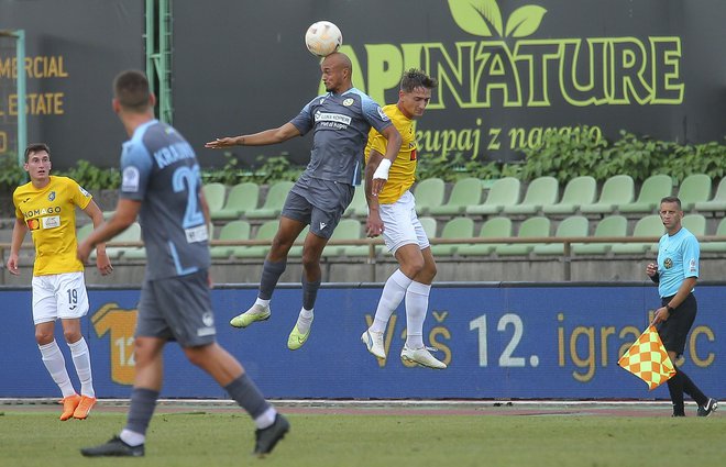 Koprčani (v modrih dresih) so bili v Šiški za razred boljši od domačega Brava. FOTO: Jože Suhadolnik/Delo