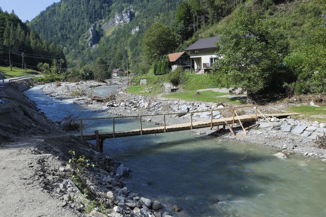 Manjše brvi za prebivalce, odrezane od naselja. FOTO: Jože Suhadolnik/Delo