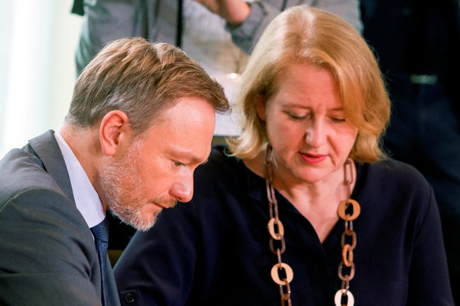 Minister za finance Christian Lindner in ministrica za družino Lisa Paus sta na bojni nogi zaradi zakona, ki bi zmanjšal revščino med otroki. FOTO: Michele Tantussi/REUTERS