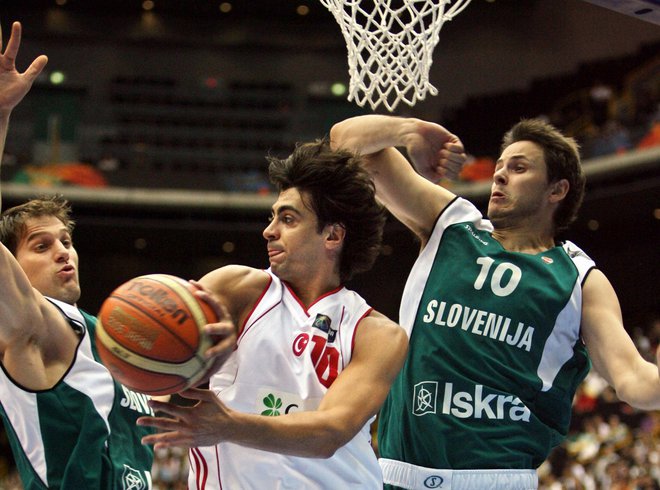 Boštjan Nachbar (desno) in Goran Jurak med usodno tekmo s Turčijo na SP 2006, med njima Ibrahim Kutluay. FOTO: Kazuhiro Nogi/AFP