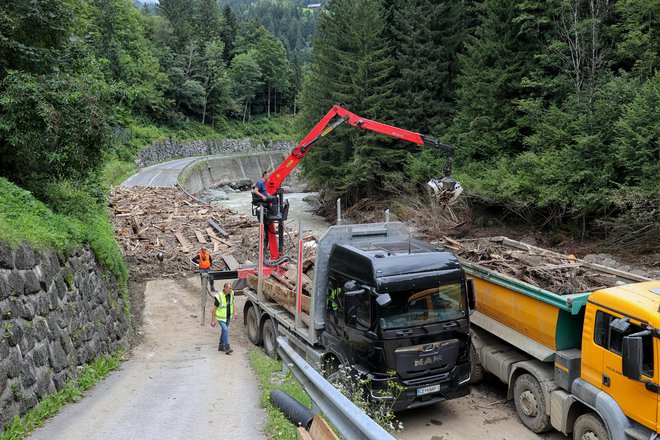 Po prvih sanacijskih ukrepih za odpravo posledic vodne ujme je zdaj na vrsti popisovanje škode, s katerem pa imajo v občinah veliko preglavic. FOTO: Blaž Samec