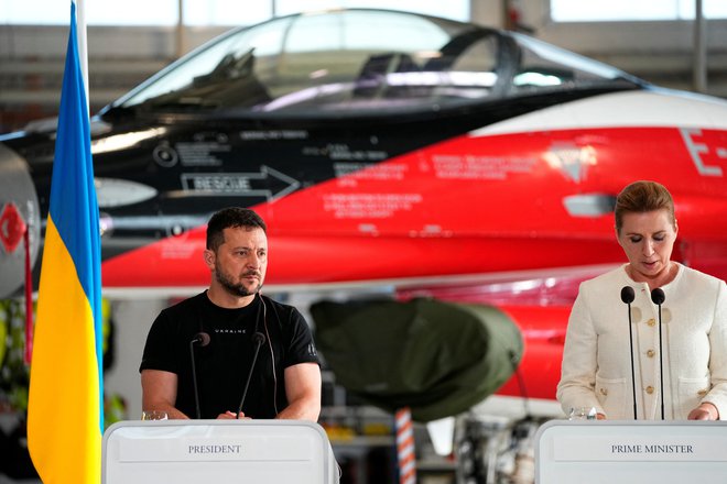 Ukrajinski predsednik Volodimir Zelenski in danska premierka Mette Frederiksen med odgovarjanjem na novinarska vprašanja v zračni bazi Skrydstrup na Danskem FOTO: Mads Claus Rasmussen/Reuters