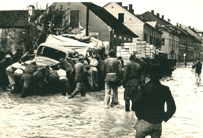 Noč groze in razdejanja je bila v Celju tudi junija 1954. Deževati je začelo že skoraj teden dni prej, sredi noči je zatulila sirena, Celjani so si morali reševati življenje. Medtem je voda zalivala mesto in nosila s sabo ogromne količine naplavin, tudi živali. Delavci so reševali stroje v podjetjih, a prav veliko niso mogli narediti. Poplava, ki je najhuje prizadela vzhodni del mesta, je odnesla tudi 22 življenj. FOTO: Dokumentacija Dela