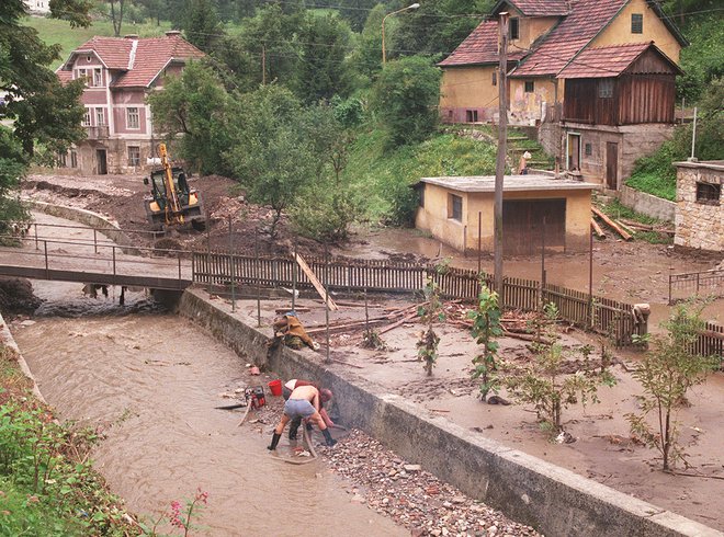 Tudi v prvih novembrskih dneh leta 1998 je bila Slovenija pod vodo. Največ škode je bilo na Celjskem, zlasti v Laškem, pa tudi v Posavju, kjer so posledice že presegale tiste iz novembra 1990, le malo bolje je bilo na Mariborskem, severno od Ljubljane in v Zasavju (na fotografiji). FOTO: Dokumentacija Dela