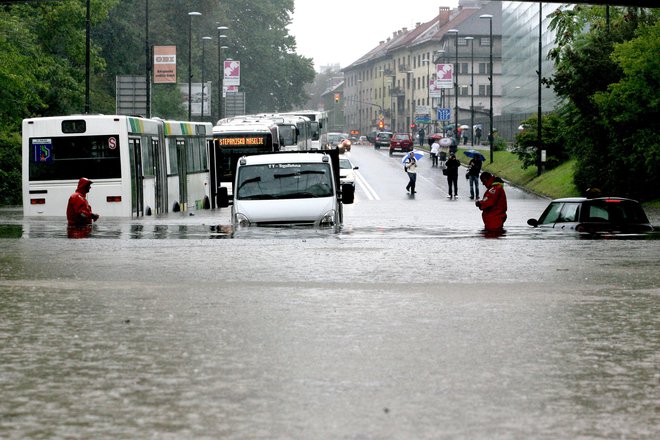 Nad Slovenijo se je konec leta 2010 razbesnelo neurje z obilnim dežjem. Ohromljen je bil dobršen del države, najhuje pa je bilo v osrednji Sloveniji, na Celjskem, Primorskem in v Zasavju. Po neurju so ene največjih poplav v Sloveniji zajele tudi Ljubljansko barje, vključno z deli Ljubljane. FOTO: Dokumentacija Dela