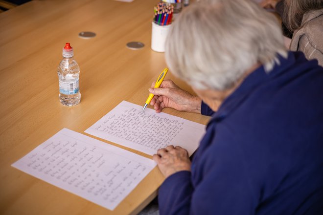 Pripovedi starejših so za nas lahko dragocen zgled, opomnik ali smerokaz za prihodnost. FOTO: Črt Piksi/Delo