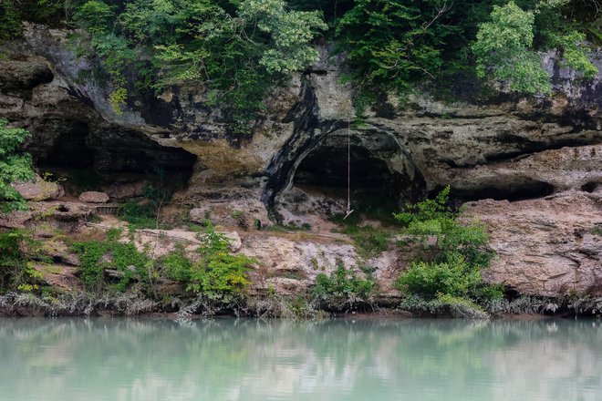 Sotesko, ponekod globoko do štirideset metrov, je ob tektonskih premikih pred več sto tisoč leti izdolbla reka Sava. FOTO: Črt Piksi