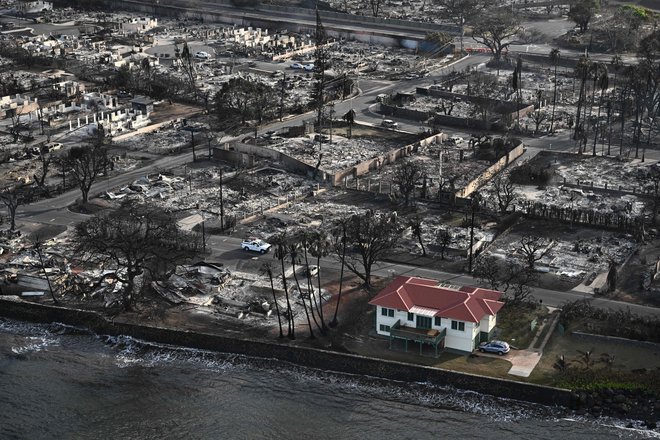 Mesto Lahaina na otoku Maui je večinoma zgorelo. FOTO: Patrick T. Fallon/AFP