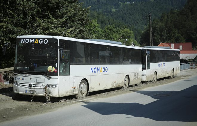 Poplavljena avtobusa sta iz Črne danes odvlekla posebna vlačilca. FOTO: Jože Suhadolnik/Delo