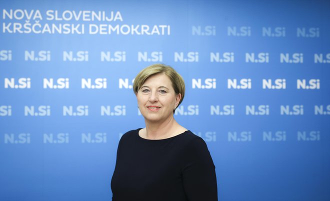 Ljudmila Novak za evropske volitve ne sledi ideji predsednika svoje stranke Mateja Tonina in ne želi kandidirati na skupni listi NSi, SLS ter Platforme sodelovanja. FOTO: Jože Suhadolnik