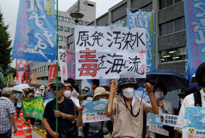 Pred sedežem japonske vlade so včeraj protestirali proti izpuščanju radioaktivne vode iz jedrske elektrarne Fukušima. FOTO: Kazuhiro Nogi/AFP