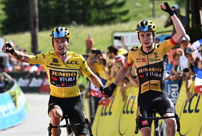 Primož Roglič (levo) in Jonas Vingegaard bosta Jumbu Vismi poskušala prikolesariti zgodovinski trojček na tritedenskih dirkah. FOTO: Marco Bertorello/AFP