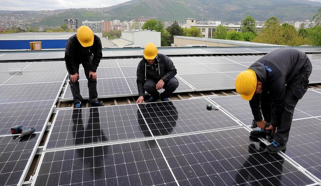 Tako posamezniki kot podjetja se čedalje več odločajo za lastne sončne elektrarne. FOTO: Ognen Teofilovski/Reuters