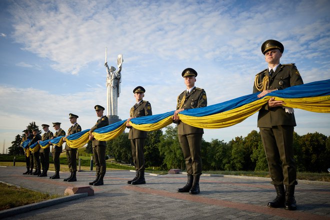 Častna garda se v Kijevu pripravlja na dvig največje ukrajinske zastave. Foto Reuters