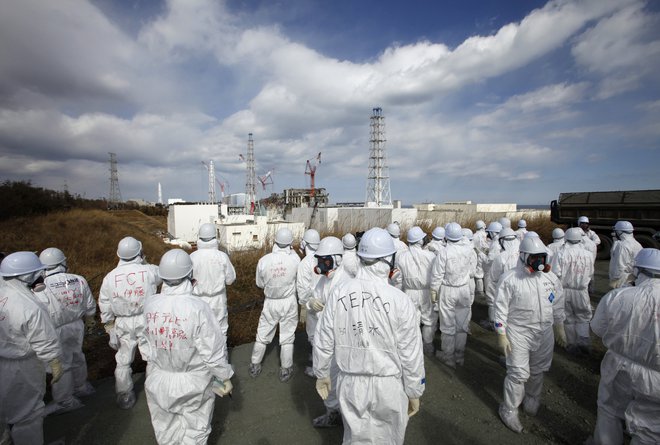 Potekajo zadnje priprave za izpust kontaminirane vode. FOTO: Issei Kato/Reuters