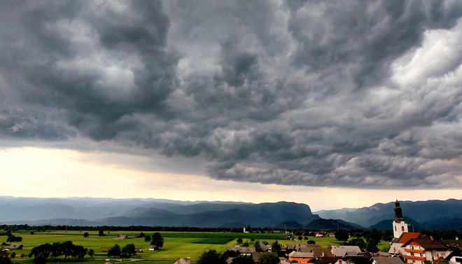 Od četrtka do sobote bo verjetnost neviht zelo majhna, bo pa po nižinah vztrajala velika toplotna obremenitev.  FOTO: Blaž Samec