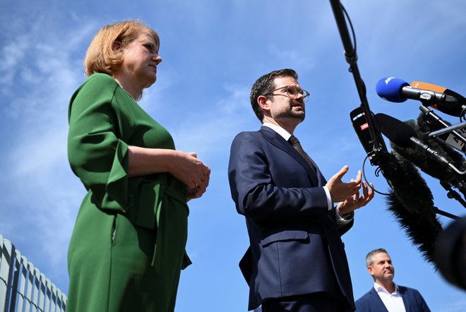 Ministrica za družino Lisa Paus in minister za pravosodje Marco Buschmann sta po seji vlade predstavila zakon, ki bo poenostavil vpis spremembe imena in spola v osebne dokumente FOTO: Annegret Hilse/REUTERS