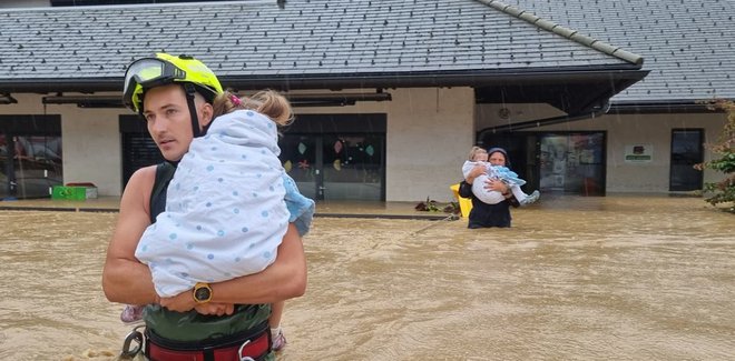 Gasilci so evakuirali tudi iz vrtcev. FOTO: PGD Mengeš