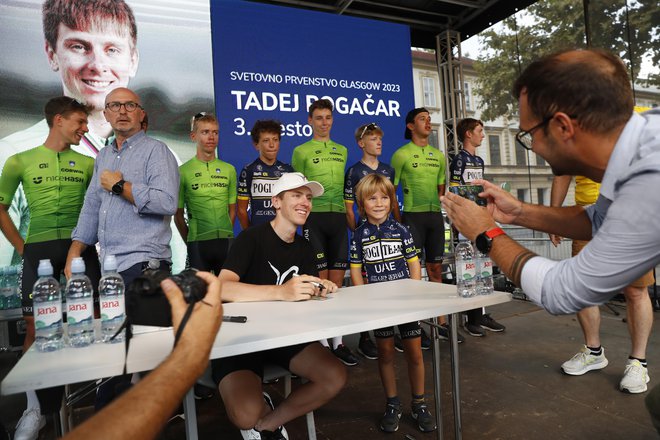 Tadej Pogačar je začetni donaciji 10.000 evrov dodal po 10 evrov za vsak avtogram in fotografijo. FOTO: Leon Vidic